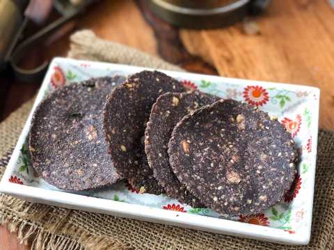 Ragi Nippattu Recette avec cacahuètes et sésame – Ragi Thattai / Chekkalu Recette Indienne Traditionnelle