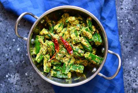 Recette assamaise Bhendir Sorsori (Okra dans la sauce à la moutarde) Recette Indienne Traditionnelle