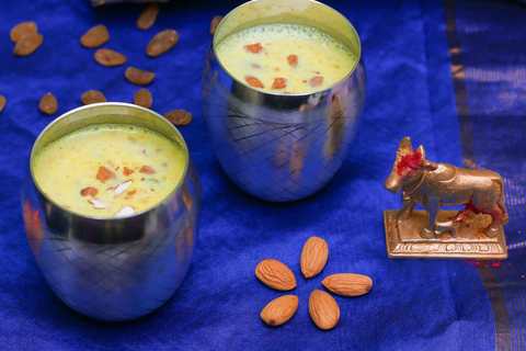 Recette au lait d'amande doré aromatisé rose - Badam Doodh Recette Indienne Traditionnelle