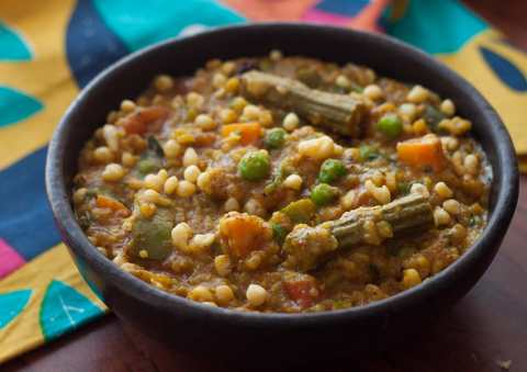 Recette de bain Bisi Bela - Un riz sambar mixte mixte épicé Recette Indienne Traditionnelle