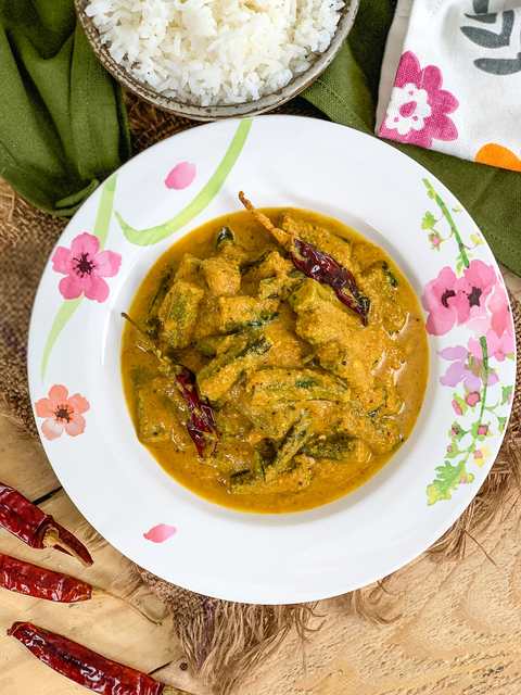 Recette de Bendekayi Puli Koddel – Document de dame dans le curry de tamarin de noix de coco Recette Indienne Traditionnelle