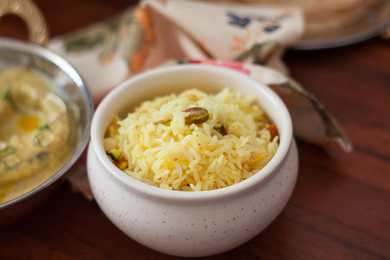 Recette Bengali Holud Mishti Pulao - Riz parfumé au safran avec écrous Recette Indienne Traditionnelle