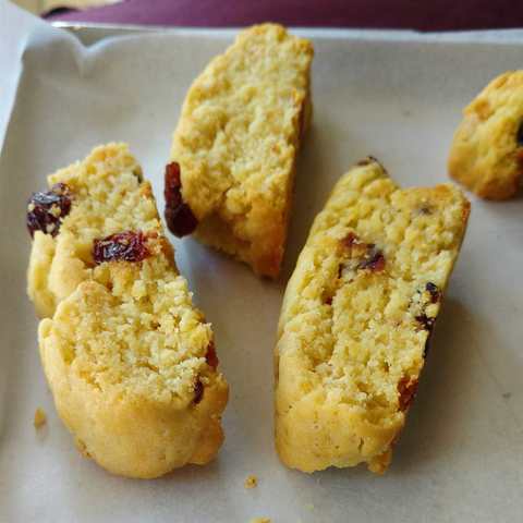 Recette de biscotti de la collecte de canneberges et du chocolat blanc Recette Indienne Traditionnelle