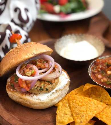 Recette de burger au poulet mexicain avec crème sure et salsa Recette Indienne Traditionnelle