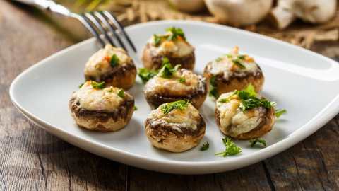 Recette de champignons farcis grillés avec oignon parmesan et herbes Recette Indienne Traditionnelle