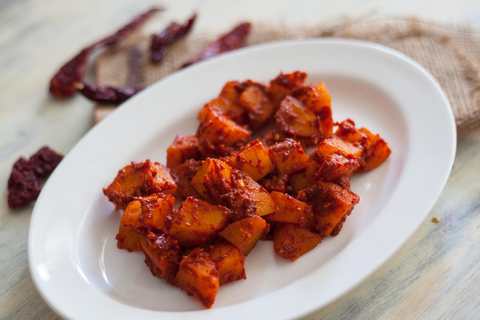 Recette de la chanson de Batata Style Konkani – Pommes de terre de pommes de terre de Chili Red Dry Recette Indienne Traditionnelle