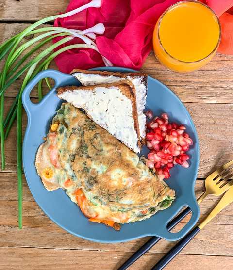 Recette de cheesy masala omelette avec des légumes rôtis Recette Indienne Traditionnelle