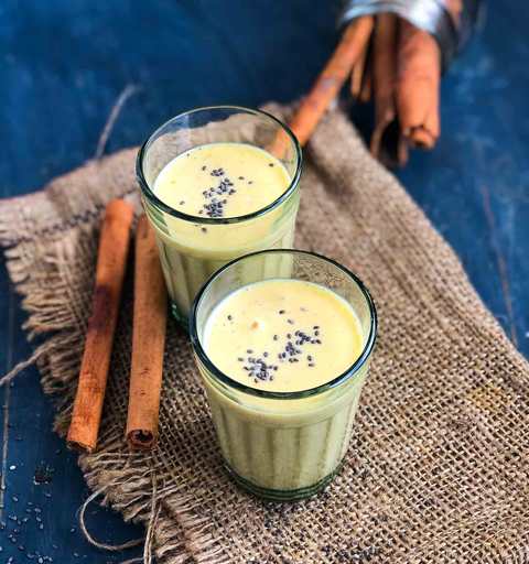 Recette crémeuse de lait de lait de pêche à la cannelle crémeuse avec des graines de chia Recette Indienne Traditionnelle