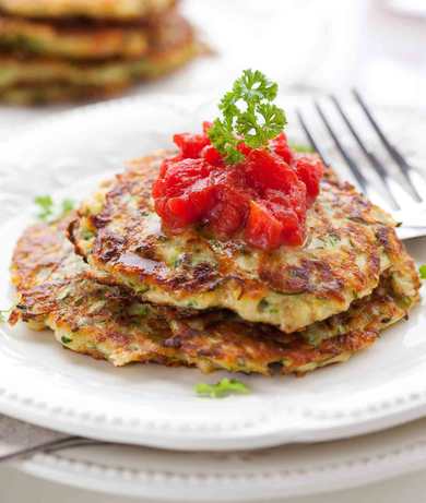 Recette de crêpes à courgettes avec salsa de tomates Recette Indienne Traditionnelle