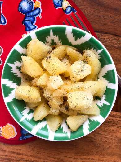 Recette de cubes de pommes de terre beurrées – Aliments de doigts pour bébés au-dessus de 9 mois Recette Indienne Traditionnelle