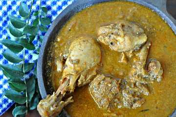Recette de curry au poulet Kerala avec des épices fraîchement terrestres Recette Indienne Traditionnelle