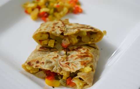 Recette de maïs farcie et de capsicum paratha avec des herbes Recette Indienne Traditionnelle