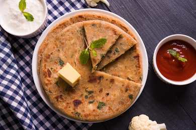 Recette farcie Matar & Gobi paratha (pain plat de pois verts et de chou-fleur) Recette Indienne Traditionnelle