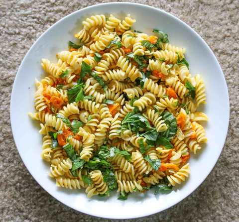 Recette de Fusilli Alla Caprese-pâtes avec des tomates cerises et des feuilles de basilic Recette Indienne Traditionnelle