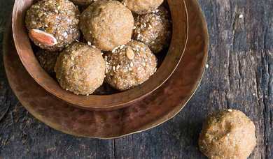 Recette de Gujarati Kachariyu - Sésame épicé et Ladoos de noix de coco Recette Indienne Traditionnelle