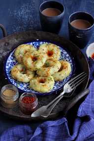 Recette de Gujarati Khichu – Donuts salés de la farine de riz cuit à la vapeur Recette Indienne Traditionnelle