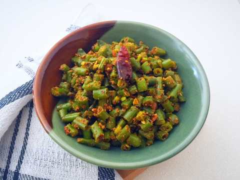 Recette de haricots Vepudu (haricots de style andhra cuites avec un mélange épicé de sésame épicé) Recette Indienne Traditionnelle