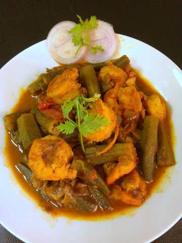 Recette de Jhol de Chingri Dherosh Chingri (curry de crevette de style bengali avec doigt pour dames) Recette Indienne Traditionnelle