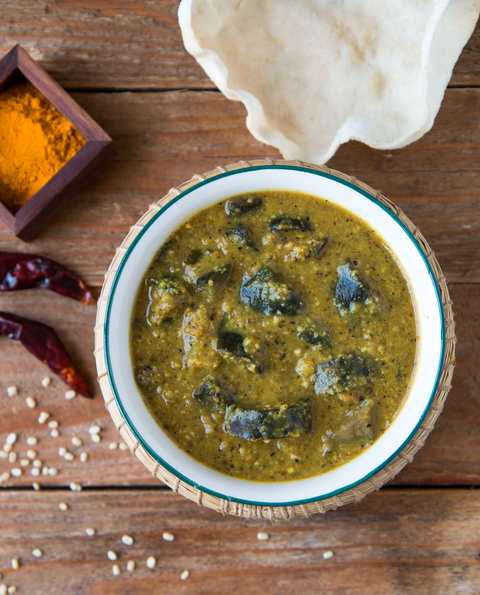 Recette de Kathirikai Rasavangi - Aubergine est une sauce à la noix de coco tangy Recette Indienne Traditionnelle