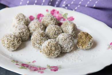 Recette de laadoo de coco de coco à thé vert - Boules d'énergie de noix de coco Recette Indienne Traditionnelle