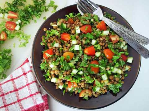 Recette de Lentil Tabouleh (salade végétarienne du Moyen-Orient avec lentilles) Recette Indienne Traditionnelle