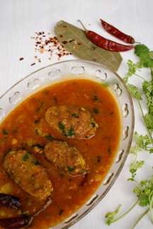 Recette de maas Aloo Bilahi – Curry Assamais Poisson avec pommes de terre et tomates Recette Indienne Traditionnelle