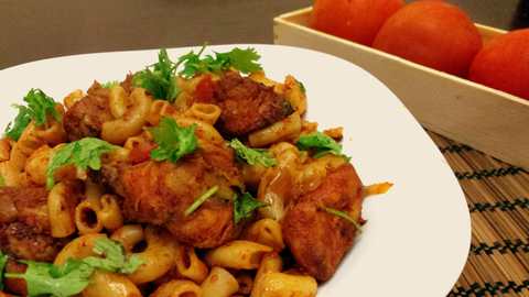 Recette de macaroni de la tomate de poulet - Pâtes avec masalas indiens Recette Indienne Traditionnelle