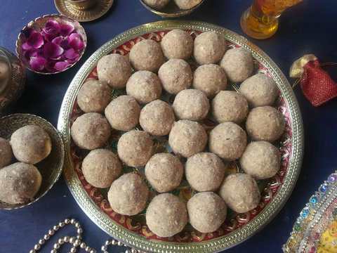 Recette Maharashtrian Dinkache Ladoo (truffes de farine de blé entier avec gomme comestible et fruits secs) Recette Indienne Traditionnelle