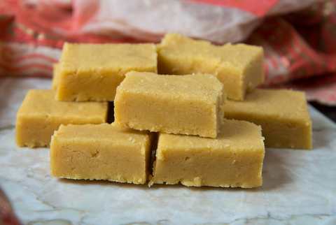 Recette maison Mysore Pak | Recette traditionnelle faite avec ghee Recette Indienne Traditionnelle