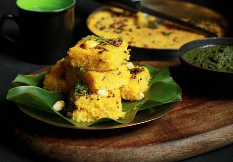 Recette de Makai Dhokla - Gâteau de maïs à la vapeur salé Recette Indienne Traditionnelle