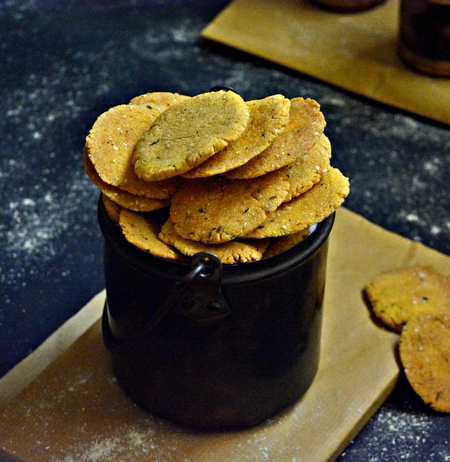 Recette de Mathri de Makki Ki au four (biscuit de maïs de maïs au four) Recette Indienne Traditionnelle