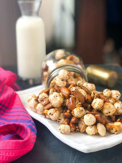 Recette de mélange Makhana Badam – Snack sain / Mélange de sentiers Recette Indienne Traditionnelle
