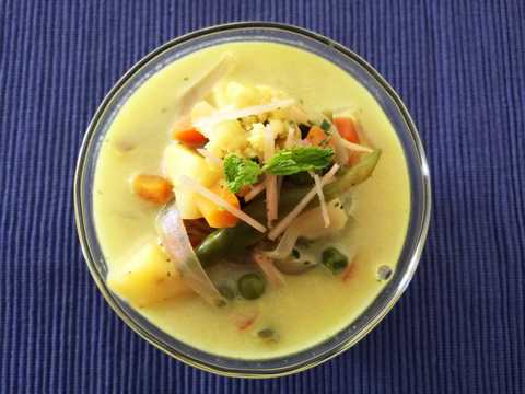 Recette de menthe Légumes MOILEE (Légumes mélangés cuits dans le lait de coco de Minty) Recette Indienne Traditionnelle