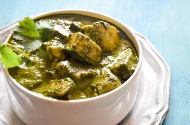 Recette de Methi Chaman -paneer dans la sauce à base de verts à feuilles foncé Recette Indienne Traditionnelle