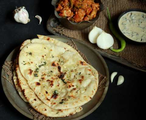 Recette Naan à l’ail au beurre – Pâte plate aromatisée à l’ail Recette Indienne Traditionnelle