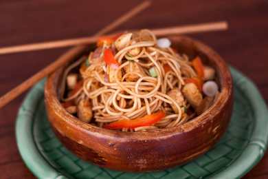 Recette de nouilles de Sichuan Dan-Dan (nouilles de sésame avec recette de tofu croustillante) Recette Indienne Traditionnelle