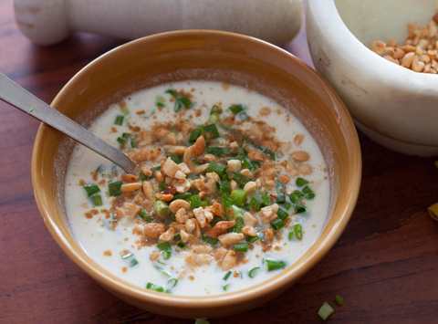 Recette d’oignon de printemps et de raita cacahuète Recette Indienne Traditionnelle