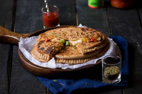 Recette de paratha de blé avec garniture de pizza Recette Indienne Traditionnelle
