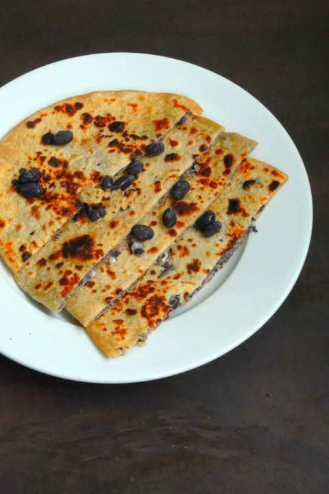 Recette de paratha farcie des haricots noirs végétaliens Recette Indienne Traditionnelle