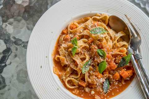 Recette de pâtes de fettuccine avec sauce au poivron rouge rôti Recette Indienne Traditionnelle