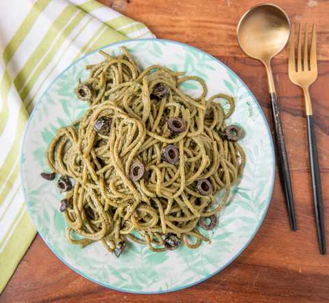 Recette de pâtes de spaghetti dans la sauce au bassin pesto Recette Indienne Traditionnelle