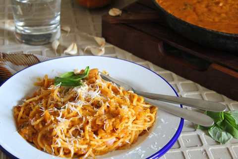 Recette de pâtes spaghetti dans la sauce à la citrouille rôtie Recette Indienne Traditionnelle