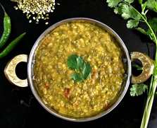 Recette pelée Moong Dal Curry Recette Indienne Traditionnelle