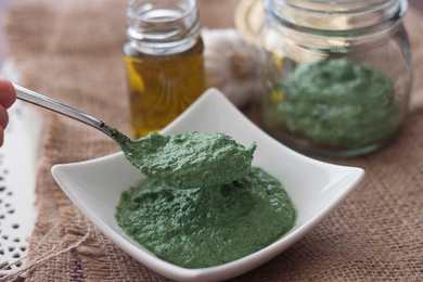 Recette de pesto de la spiruline et de la menthe Recette Indienne Traditionnelle