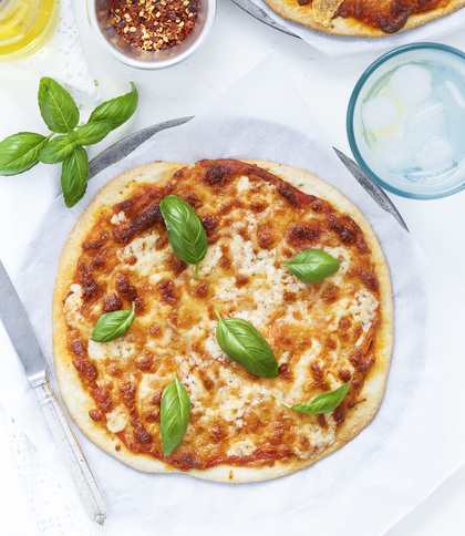 Recette de pizza classique Margherita – Pizza surmontée de sauce au fromage et à la tomate Recette Indienne Traditionnelle