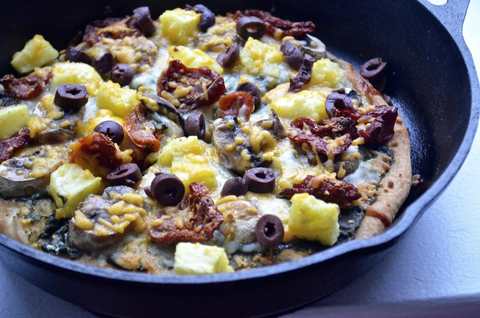 Recette de pizza pesto avec tomates séchées au soleil, champignons, ananas et olives Recette Indienne Traditionnelle