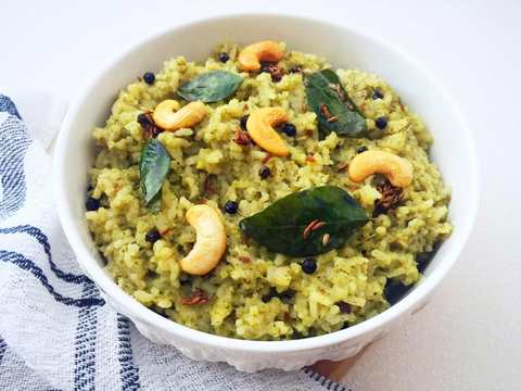 Recette Podina Khara Pongal (riz et lentilles cuites avec des feuilles de menthe et des épices douces) Recette Indienne Traditionnelle