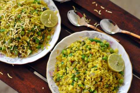 Recette de Poha Matar (Riz Aplatie Riz, Frire avec des pois verts) Recette Indienne Traditionnelle