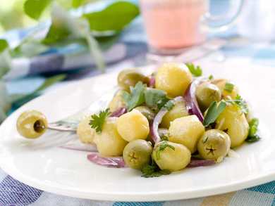 Recette de la pomme de terre et de la salade d'olivier verdoyante - une délicieuse salade d'été Recette Indienne Traditionnelle