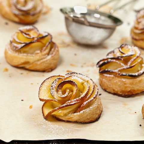 Recette de pommes Roses avec des draps à pâte feuilletée maison (oculaires) Recette Indienne Traditionnelle